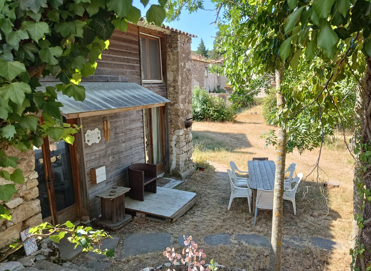 Charmante maison en pierres dans un domaine en pleine nature