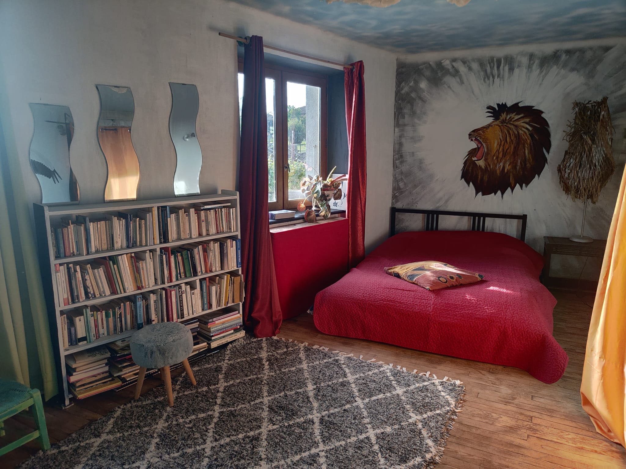 Chambre lumineuse, dans maison d'artiste dans un petit village d'Ariège à Mercenac